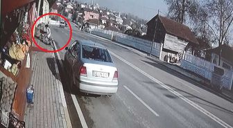 Park Halindeki Otomobile Çarpan Aracın Altında Kalmaktan Saniyelerle Kurtuldu