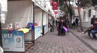 Akülü Aracında Ördüklerini Satarak Geçimini Sağlıyor