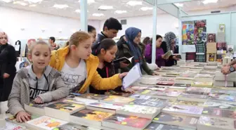 Kitap Fuarına Öğrenci Akını