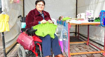 Akülü Aracında Ördüklerini Satarak Geçimini Sağlıyor