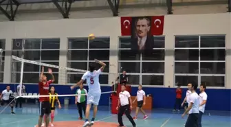 Voleybol Turnuvasında Şampiyon İlçe Milli Eğitim Oldu