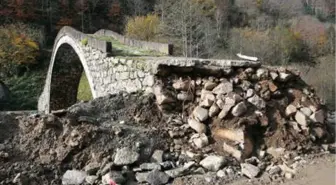 300 Yıllık Kemer Köprü, Yol Çalışmasında Hasar Gördü