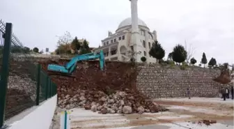 Edremit'te Fırtına ve Yağmur Nedeniyle Bir Okulun İstinat Duvarı Çöktü