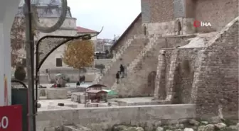 Çocukların Tarihle Tehlikeli Oyunu...800 Yıllık Çifte Minareli Medrese'yi Oyun Parkı Haline Çeviren...