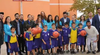 Kadın Basketbolcular Kırsal Okullarda Top Dağıtıyor