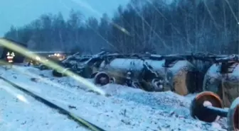 Rusya'da Askeri Araçları Taşıyan Tren Devrildi