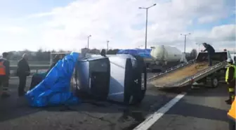 TEM Otoyolu'nda Vidanjöre Çarpan Kamyon Devrildi! Trafik Kilit