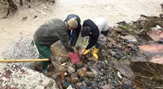 Uludere'de Sel Duvarları Yıktı