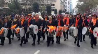 İzmirli Kadınlardan Davullu Gösteri