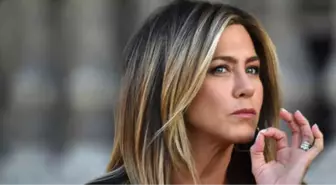 Jennifer Aniston, Dergi İçin İç Çamaşırsız Poz Verdi