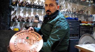 Diyarbakır'ın Tarihi Mekanlarını Bakır Levhalara İşliyor
