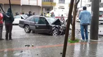 Hatay'da İki Otomobil Kafa Kafaya Çarpıştı: 5 Yaralı