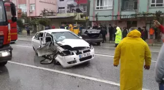 İki Otomobil Kafa Kafaya Çarpıştı: 5 Yaralı