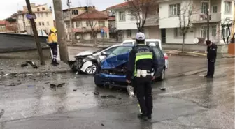 Kütahya'da İki Otomobil Çarpıştı: Muhabir ve 2 Kişi Yaralandı