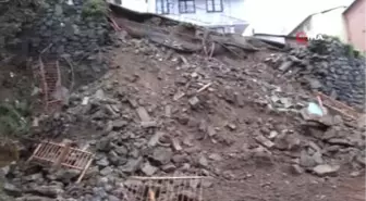 Çöken İstinat Duvarının Altında Kalmaktan Kıl Payı Kurtuldular