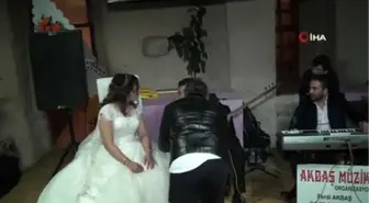 Düğünde Damat Çaldı, Konuklar Oynadı