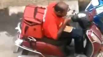 Hindistan'da Siparişi Yerken Görüntülenen Moto Kurye İşten Çıkarıldı