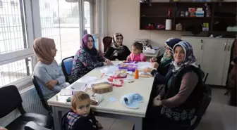 Kadın Kursiyerler 30 Farklı Branşta El Sanatı Öğreniyor