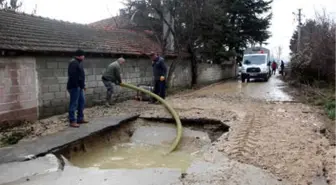 Su Borusu Bomba Gibi Patladı, Yol Çöktü, Evi Su Bastı
