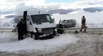 Midibüs ile Otomobil Buzlanan Yolda Çarpıştı: 8 Yaralı