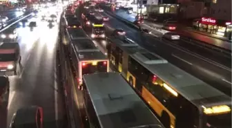 Metrobüs Arıza Yaptı, İstanbul Ulaşımı Kilitlendi