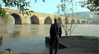 Dicle Nehri'nde Su Seviyesi Azaldı, Tehlike Sürüyor - Tekrar