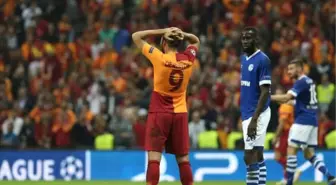 Galatasaraylı Taraftarlar, Porto Maçında Islıklanan Eren Derdiyok'u Tribünlere Çağırdı!