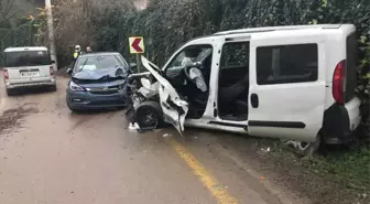 Kocaeli'de Otomobil ile Hafif Ticari Araç Çarpıştı: 6 Yaralı