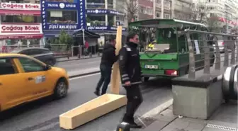 Metro İstasyonunda Bir Kişi Raylara Düştü (2)
