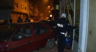 Ticari Araçla Çarpışan Otomobil İş Yerine Daldı: 2 Yaralı