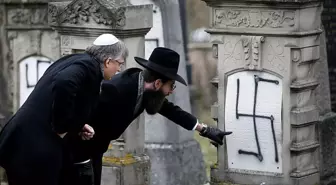 Video | Fransa'da Yahudi Mezarlığına 'Gamalı Haçlı' Saldırı