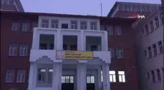 Bingöl'de Okulun Girişindeki Çatı Kardan Çöktü