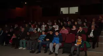 Engelli Gençler Aileleriyle İlk Defa Sinema İzledi