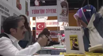 Kendisine Okumayı Öğreten Öğretmenine Seneler Sonra Kitabını İmzaladı