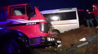 Çanakkale Gelibolu'da Öğrenci Servisi ile Kamyon Çarpıştı 13'ü Öğrenci, 15 Yaralı