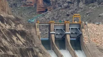 Dicle Barajı'nda kopan kapağın yerine yenisi monte ediliyor