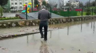 Kocaeli Otomobil Suyla Kaplanan Yolda Kaldı