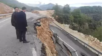 Kumluca'da, Yağış Sonrası Yolda Heyelan