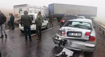 Aksaray'da Sisli Havada 10 Araç Birbirine Girdi: 2 Yaralı