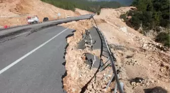 Heyelan Olan Yolun Girişi ve Çıkışı Dubayla Kapatıldı