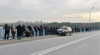 Köprü Üzerinde Toplanıp, Kayıp Yakınlarını Arama Çalışmalarını İzlediler