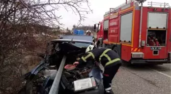 Bariyerlere Saplanan Otomobilden Sağ Çıktı