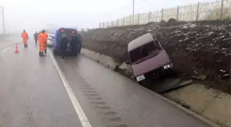 Yoldan Çıkan Otomobil Şarampole Devrildi: 2 Yaralı