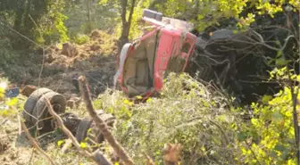 Freni Boşalan Kamyon Şarampole Devrildi: 2 Yaralı