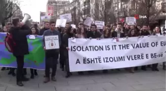 Kosovalı Öğrenciler AB'yi Protesto Etti- Öğrenci Temsilcisi Edison Syla: - '95 Kriter Yanında...