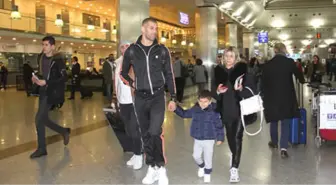 Fenerbahçeli Islam Slimani, Havalimanında Suriyeli Bir Çocuğa 100 Lira Harçlık Verdi