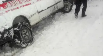 Karda Mahsur Kalan Öğrenci Servisi ve Ambulans Kurtarıldı