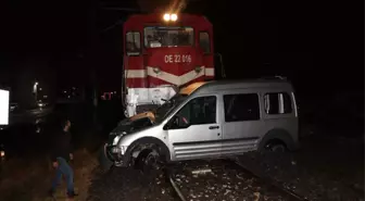 Güncelleme - Yük Treni Hafif Ticari Araca Çarptı: 1 Ölü, 1 Yaralı