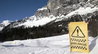 Fransa'da Çığ Altında 40 Dakika Kalan 12 Yaşındaki Çocuk Kurtarıldı