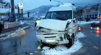 Kavşakta, Öğrenci Servisi ile Halk Otobüsü Çarpıştı: 12 Yaralı